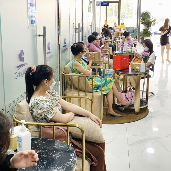 Hình ảnh khách hàng đông đúc làm đẹp tại Bệnh Viện Thẩm Mỹ Gangwhoo